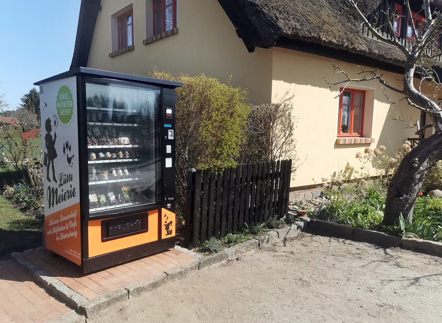 Verkaufs-automat der Lütten Meierie Kratzeburg in der Dorfstraße